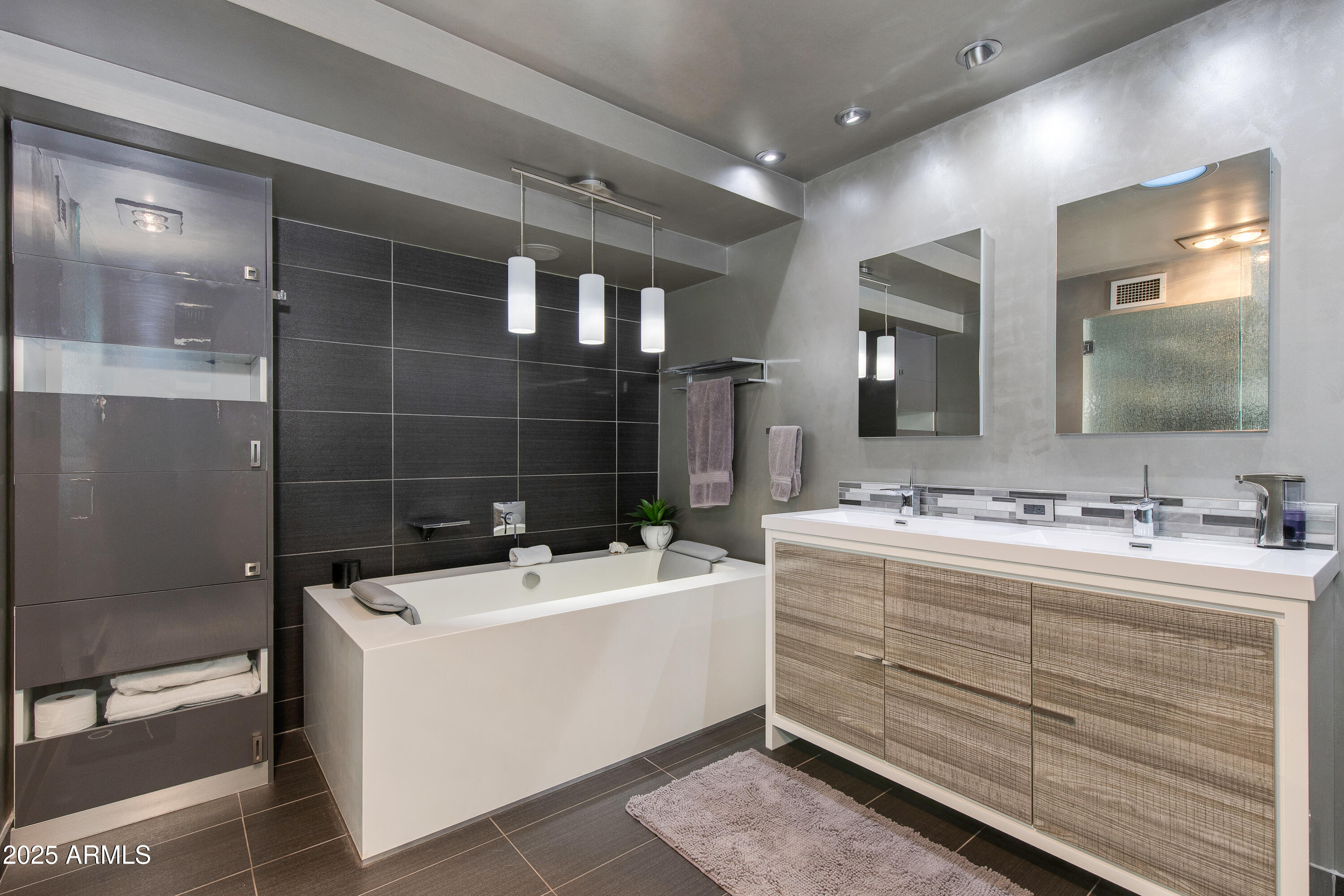 4306 E DESERT CREST Drive