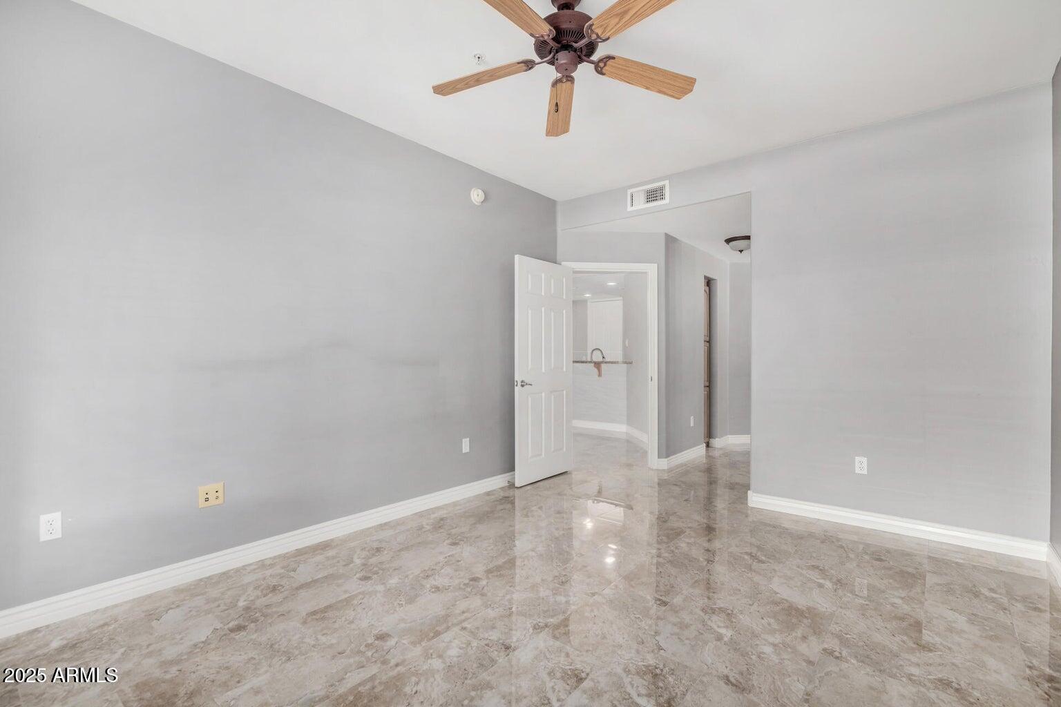 5450 E DEER VALLEY Drive 1006