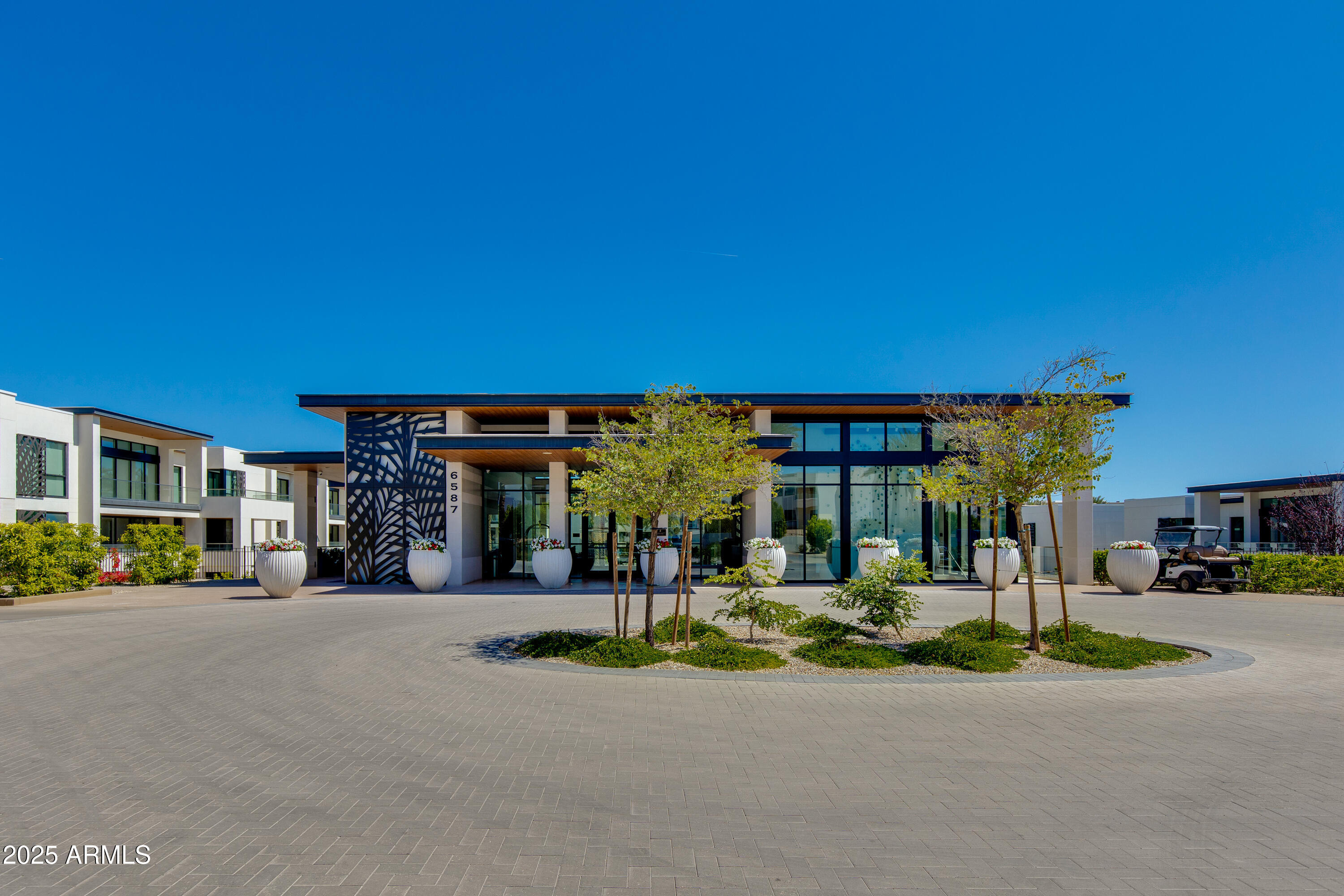 6587 N PALMERAIE Boulevard 2011