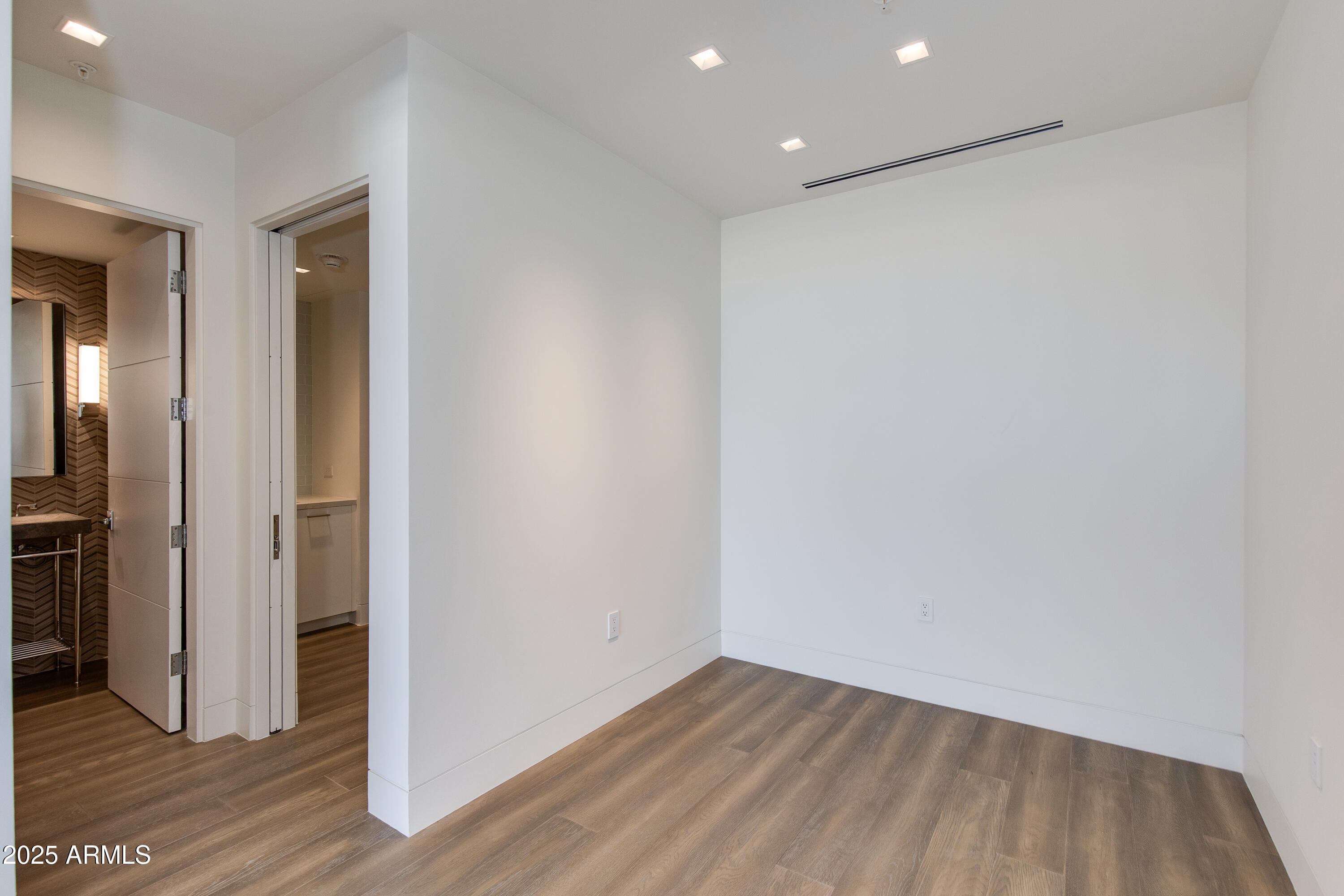 6587 N PALMERAIE Boulevard 2011