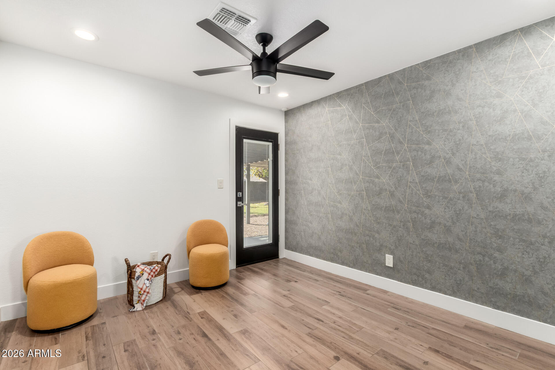 4607 E EDGEMONT Avenue