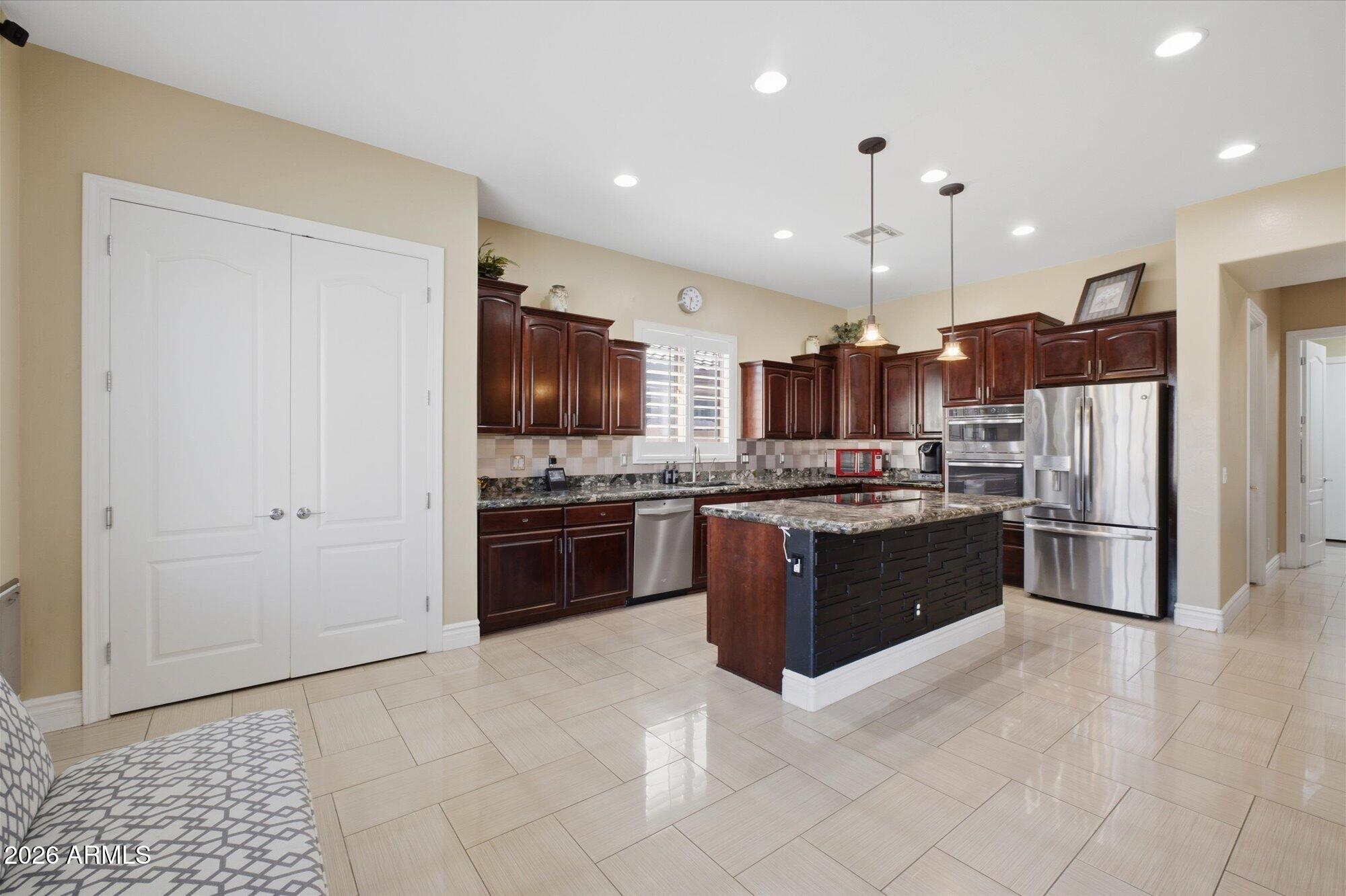 2106 E CRESCENT Place