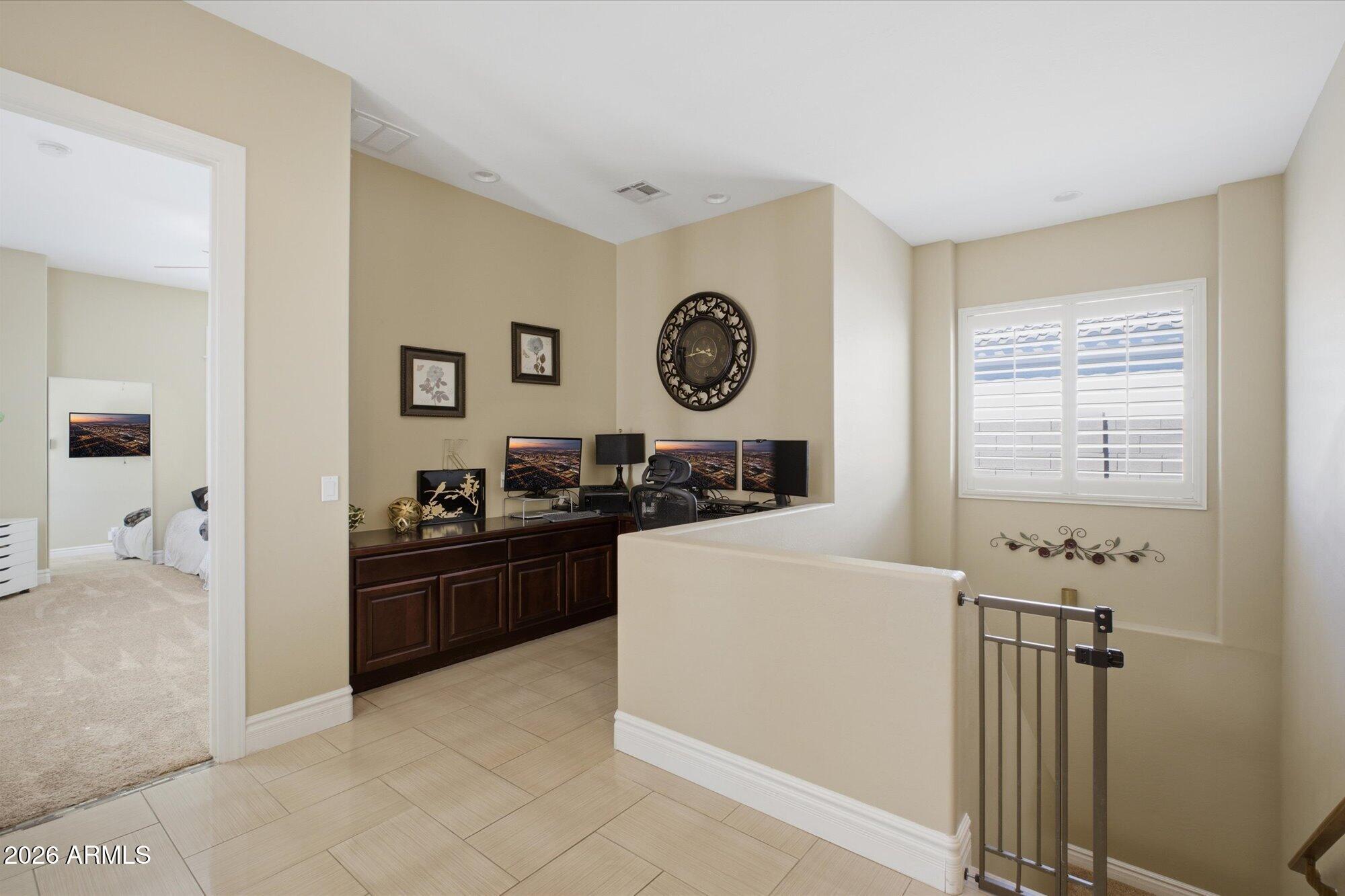 2106 E CRESCENT Place