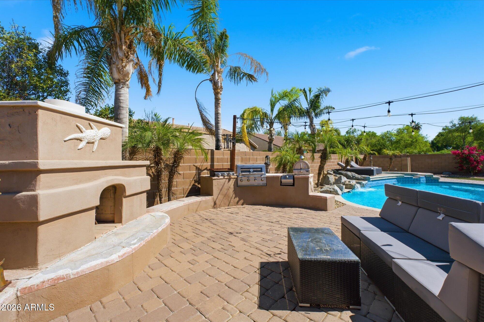 2106 E CRESCENT Place