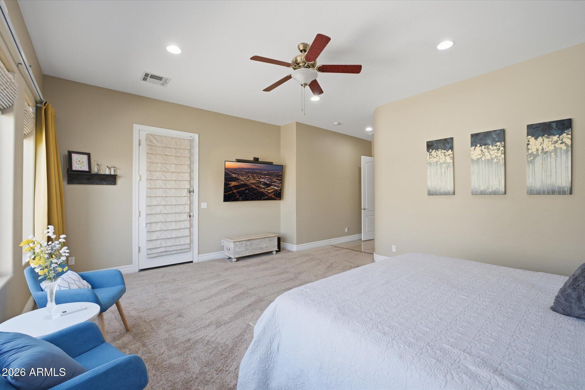 2106 E CRESCENT Place