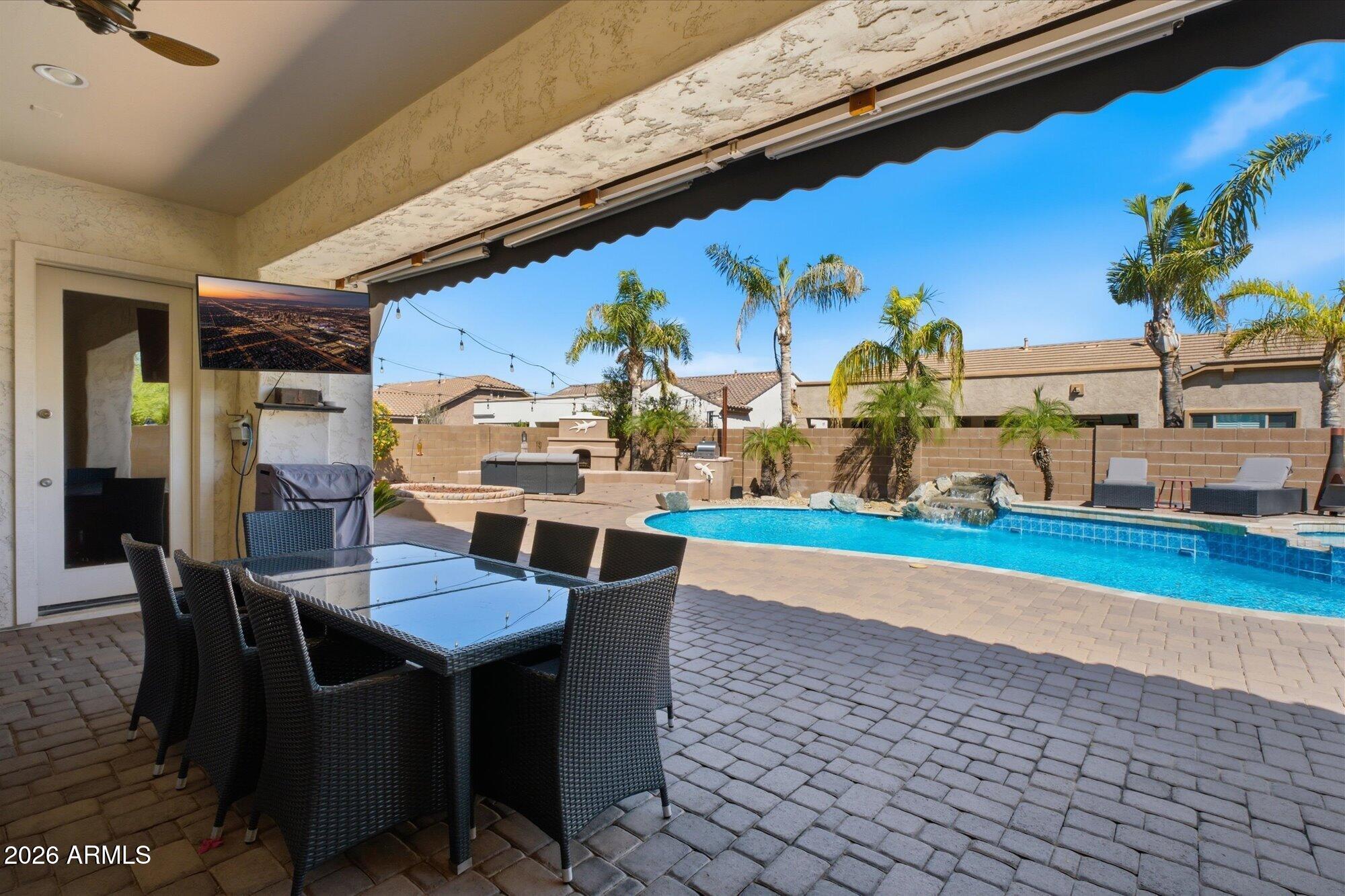 2106 E CRESCENT Place