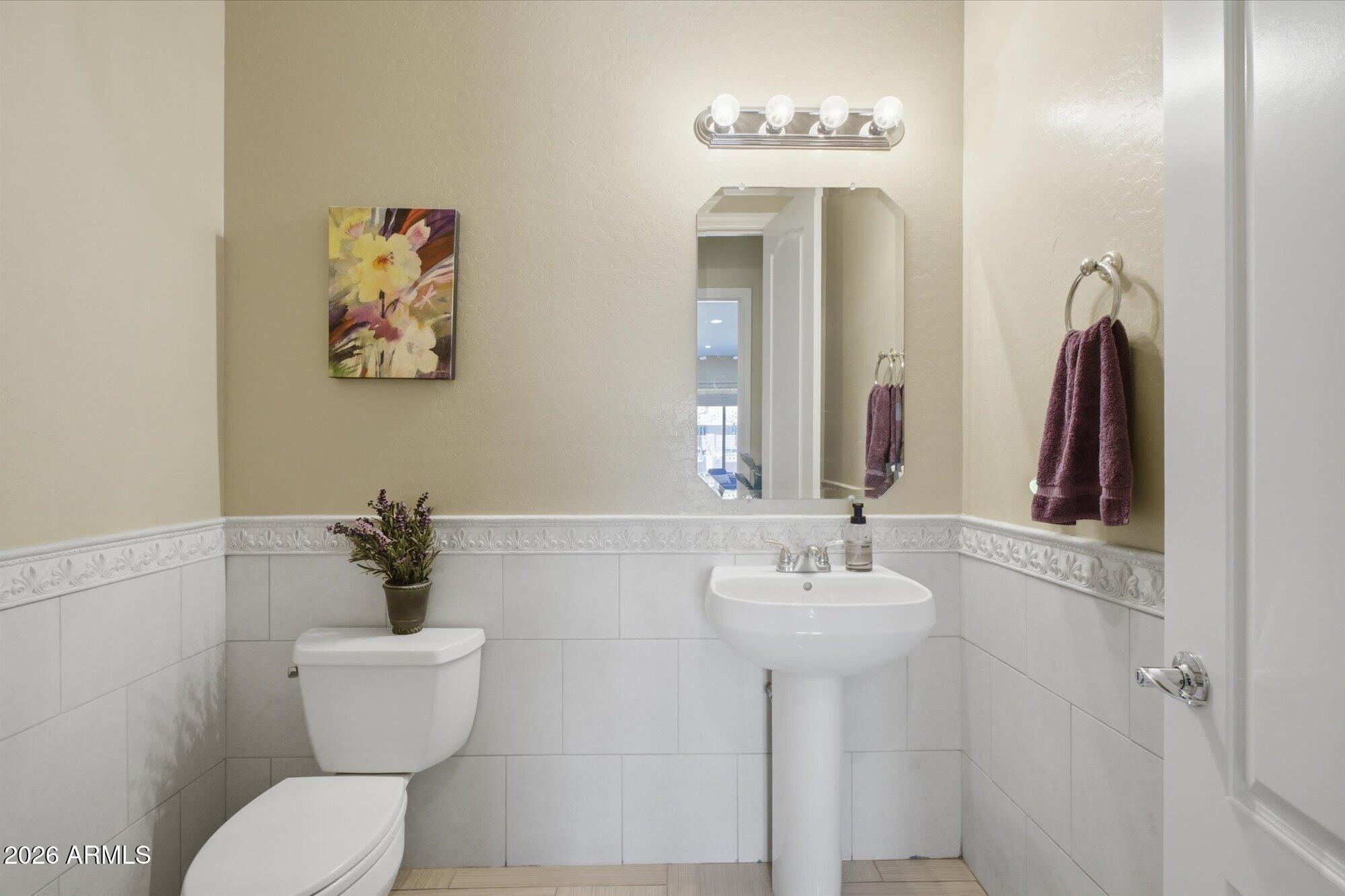 2106 E CRESCENT Place