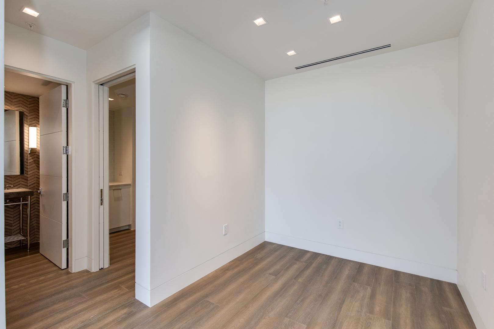 6587 N Palmeraie Boulevard Unit 2011