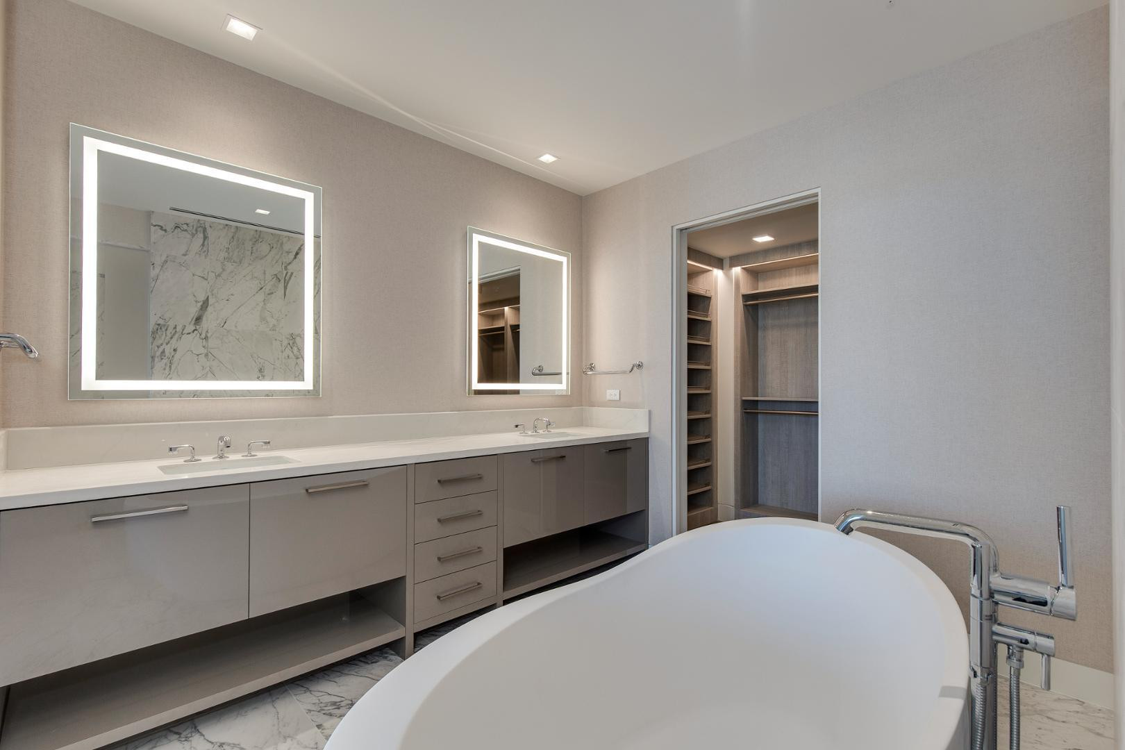 6587 N Palmeraie Boulevard Unit 2011