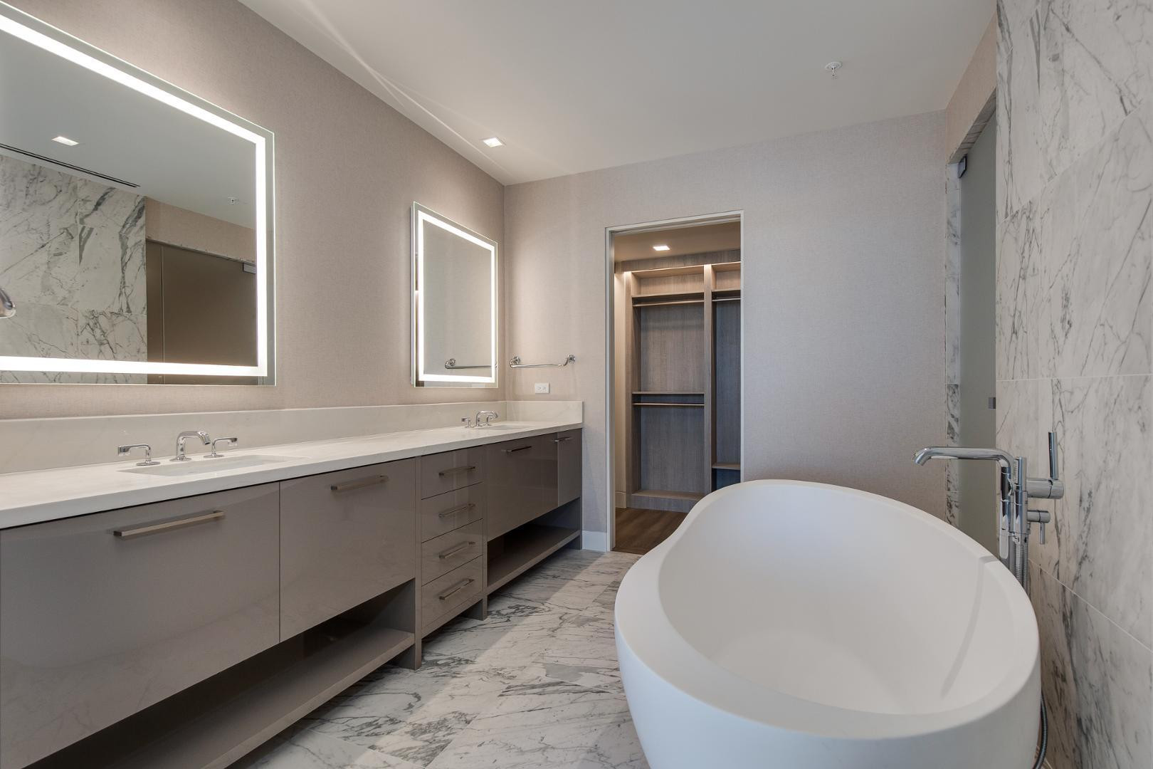 6587 N Palmeraie Boulevard Unit 2011