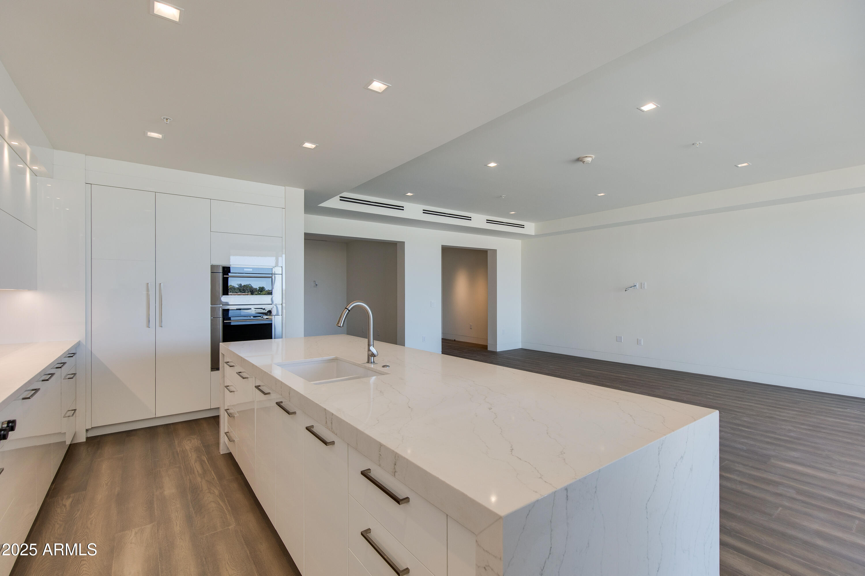 6587 N PALMERAIE Boulevard 2011