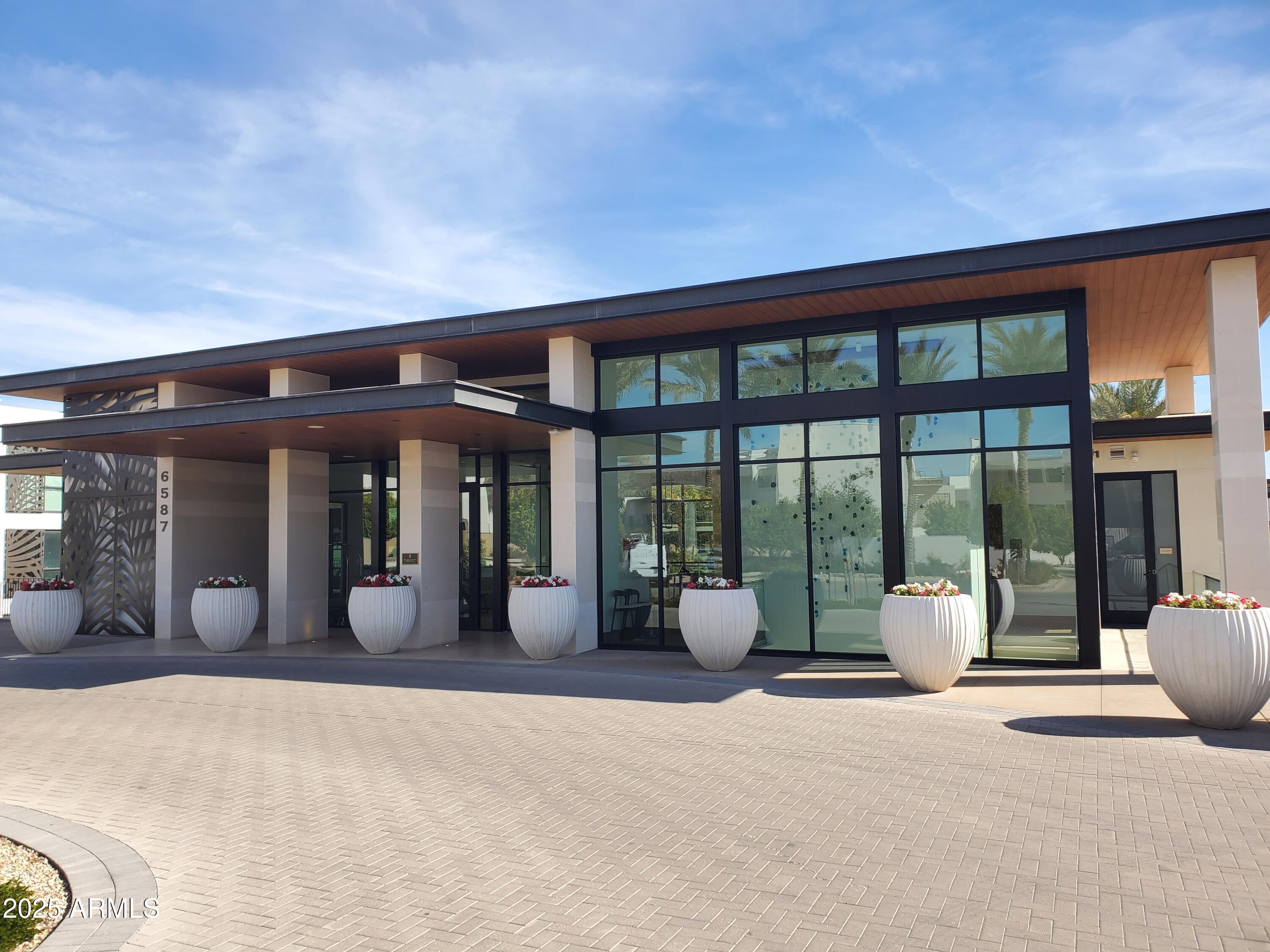 6587 N PALMERAIE Boulevard 2011