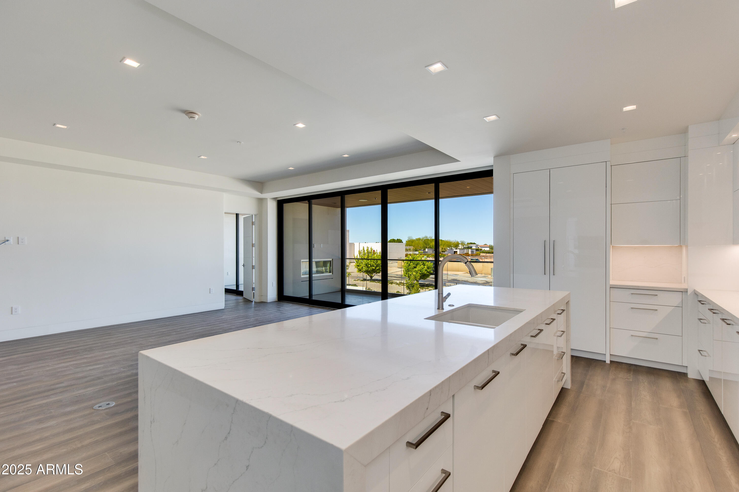 6587 N PALMERAIE Boulevard 2011