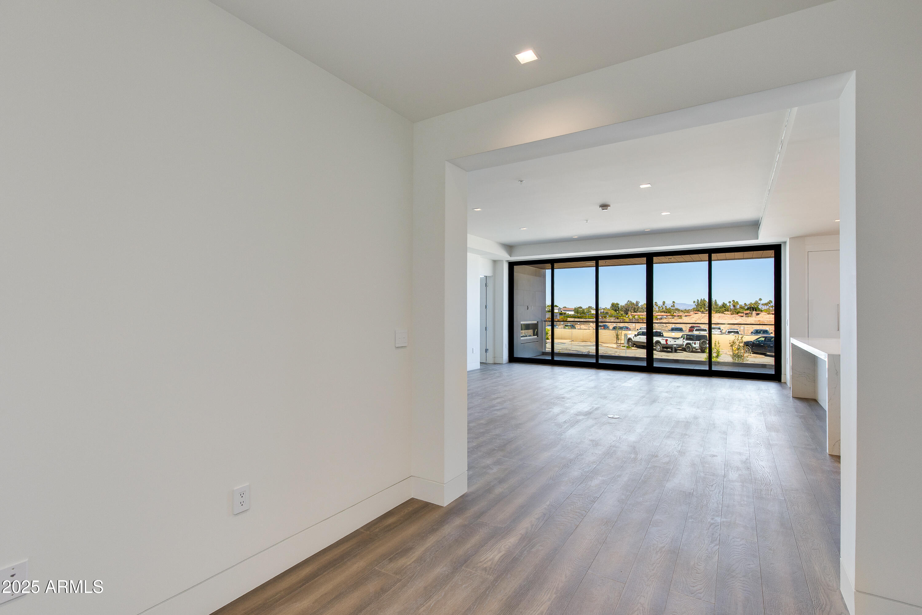 6587 N PALMERAIE Boulevard 2011