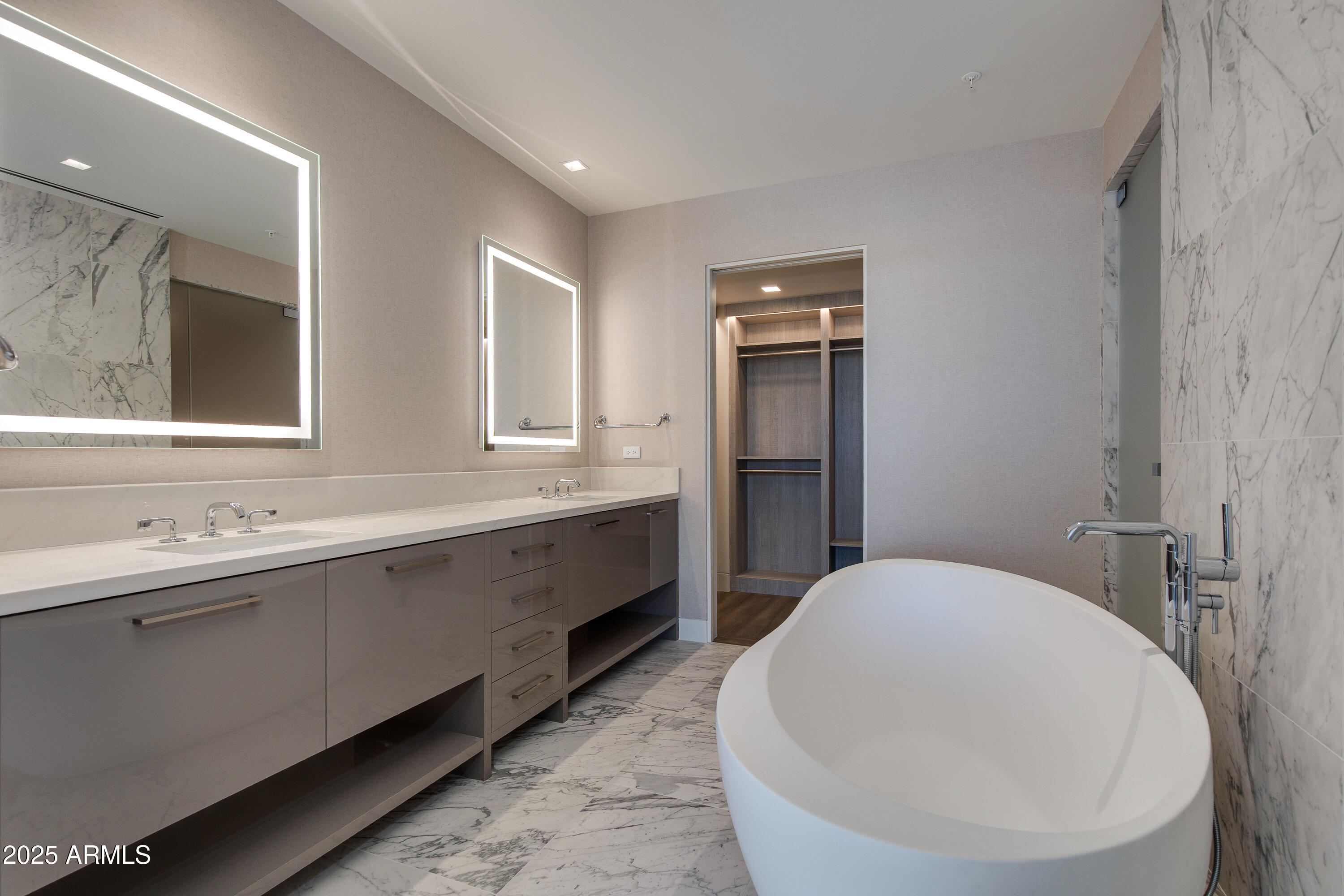 6587 N PALMERAIE Boulevard 2011