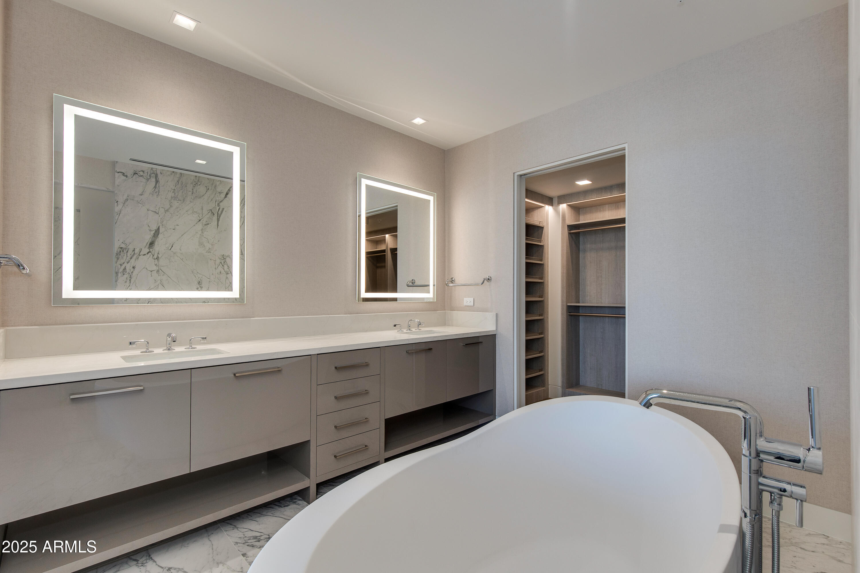 6587 N PALMERAIE Boulevard 2011