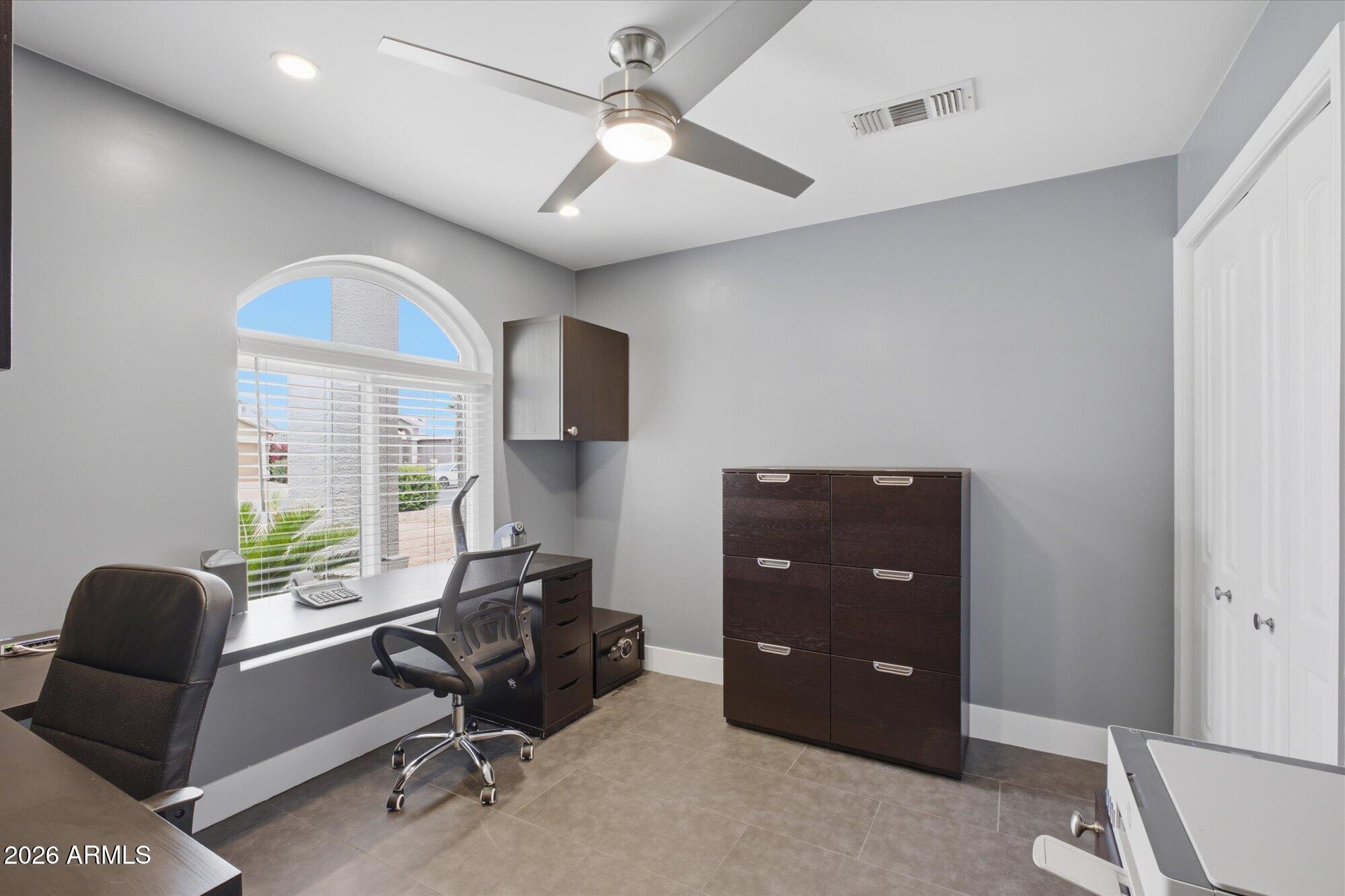 1705 W MERRILL Lane