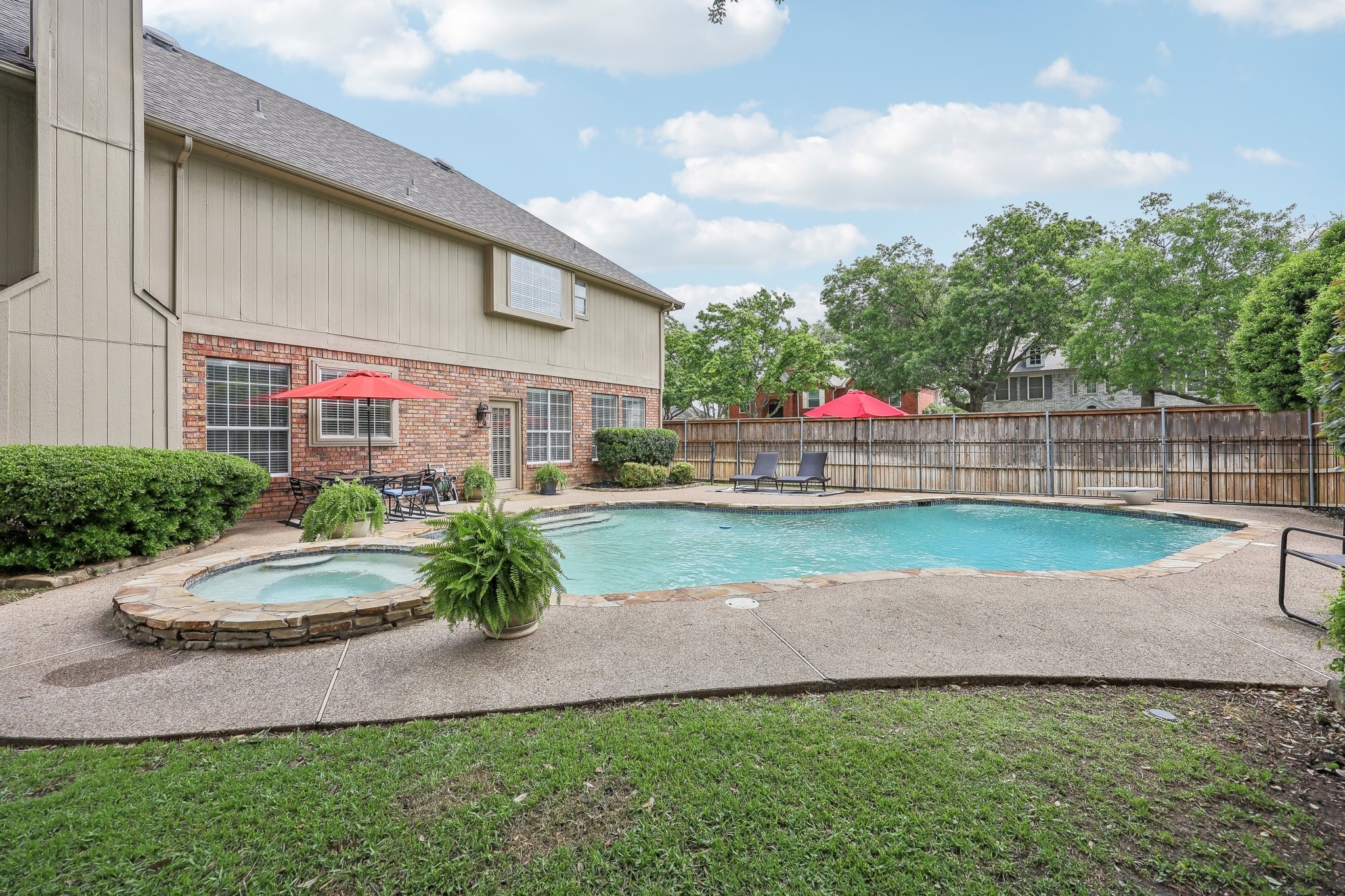 2900 Redstone Drive