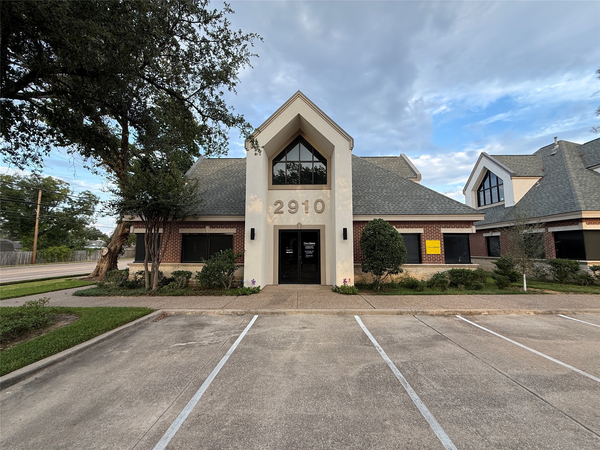 2910 W Park Row Drive