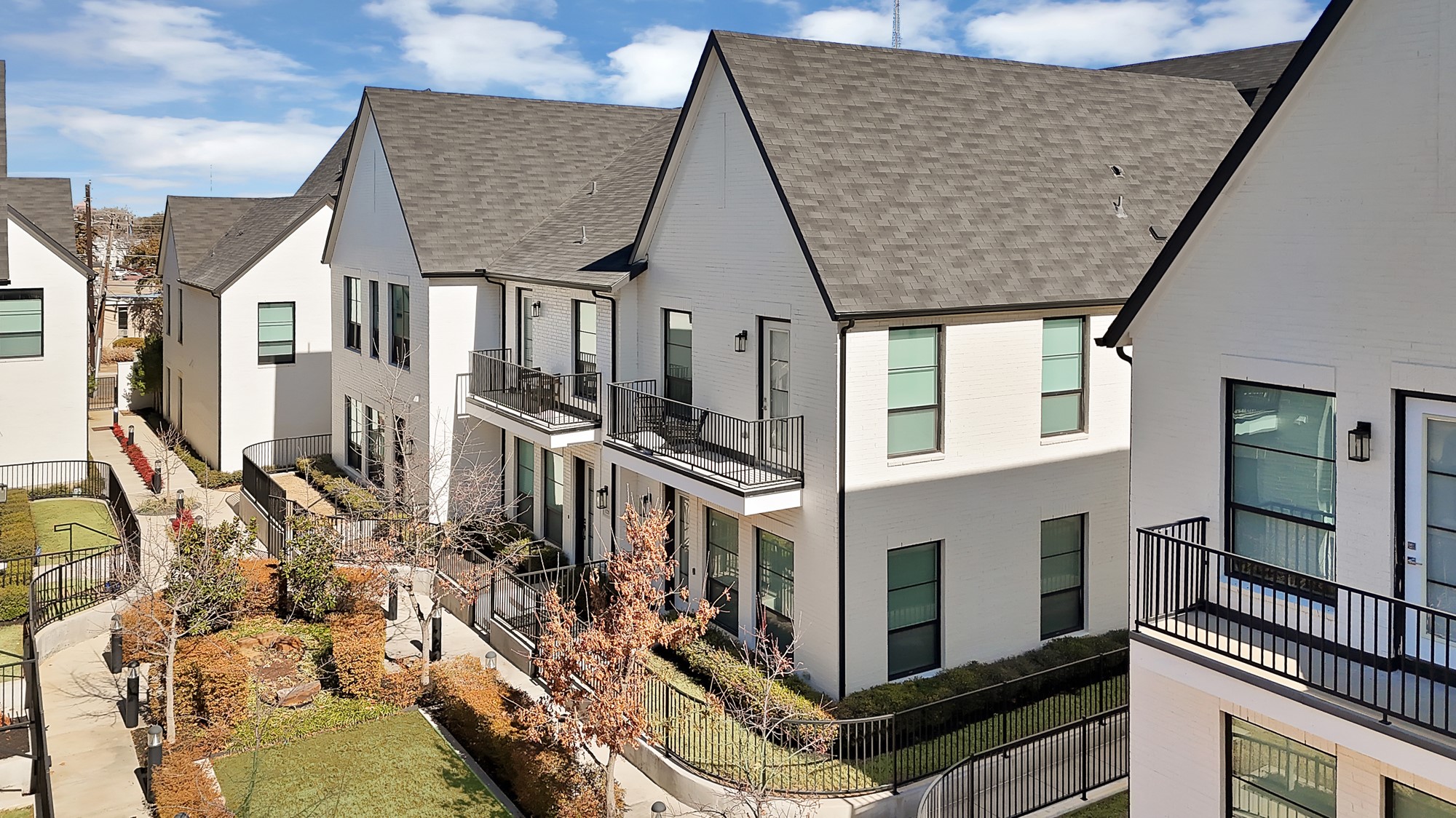 123 Garden Court E