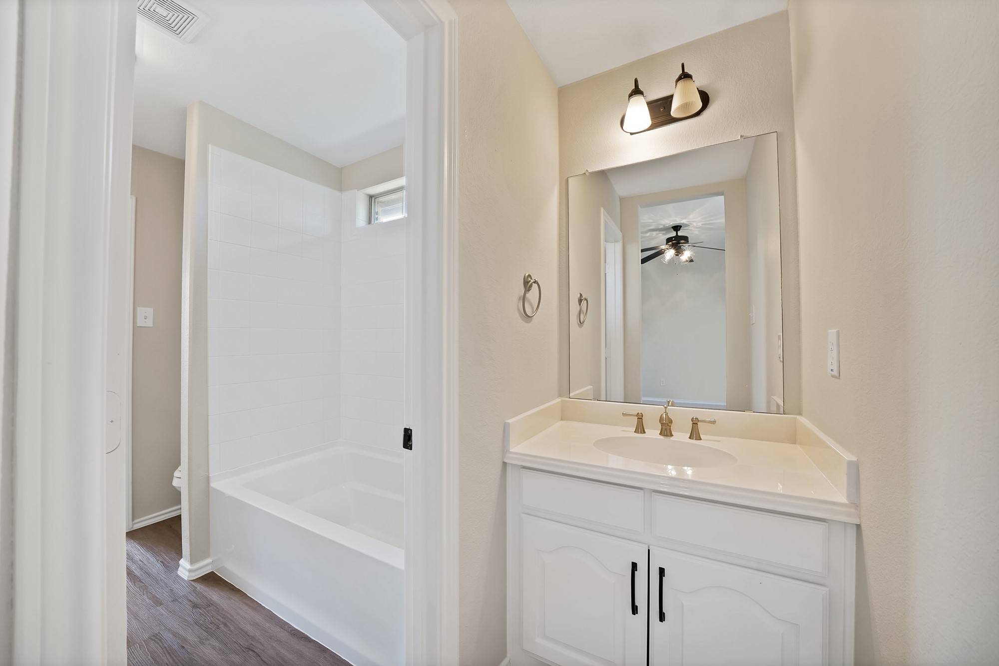 2770 S Lakeview Drive