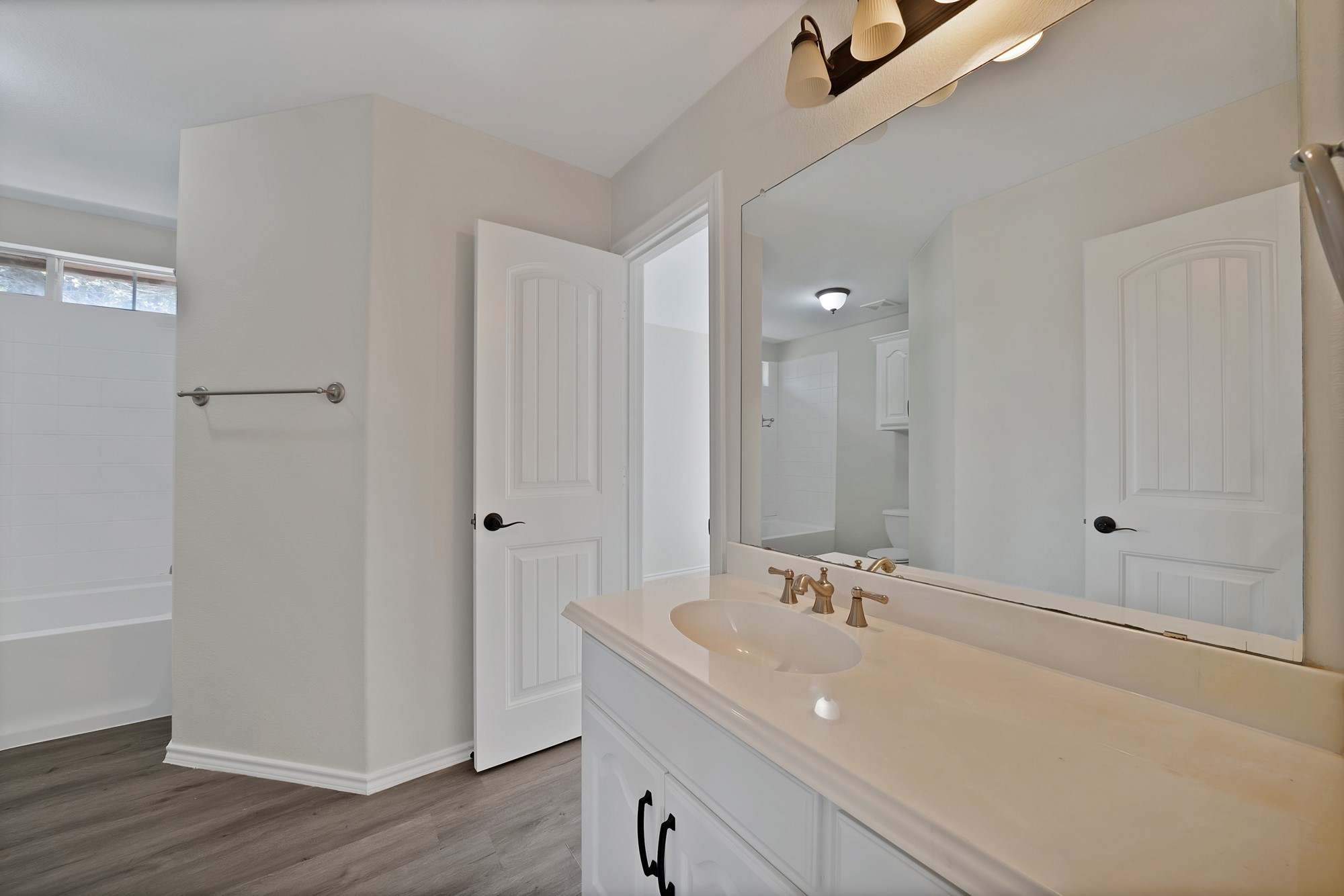 2770 S Lakeview Drive