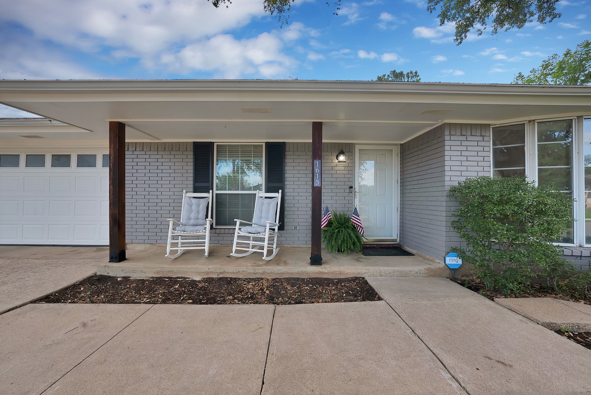 1615 Cresthaven Drive