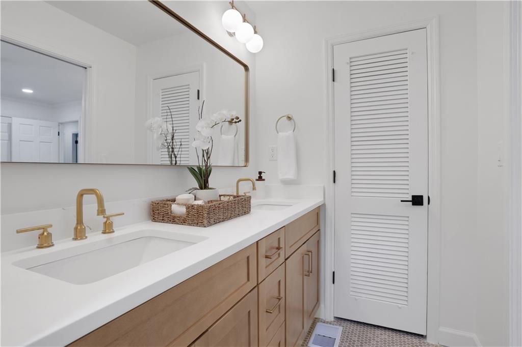 681 Hampton Place SW