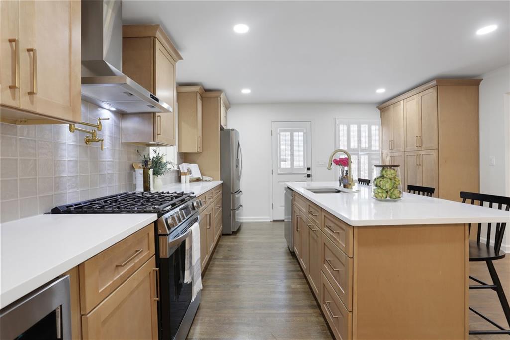 681 Hampton Place SW