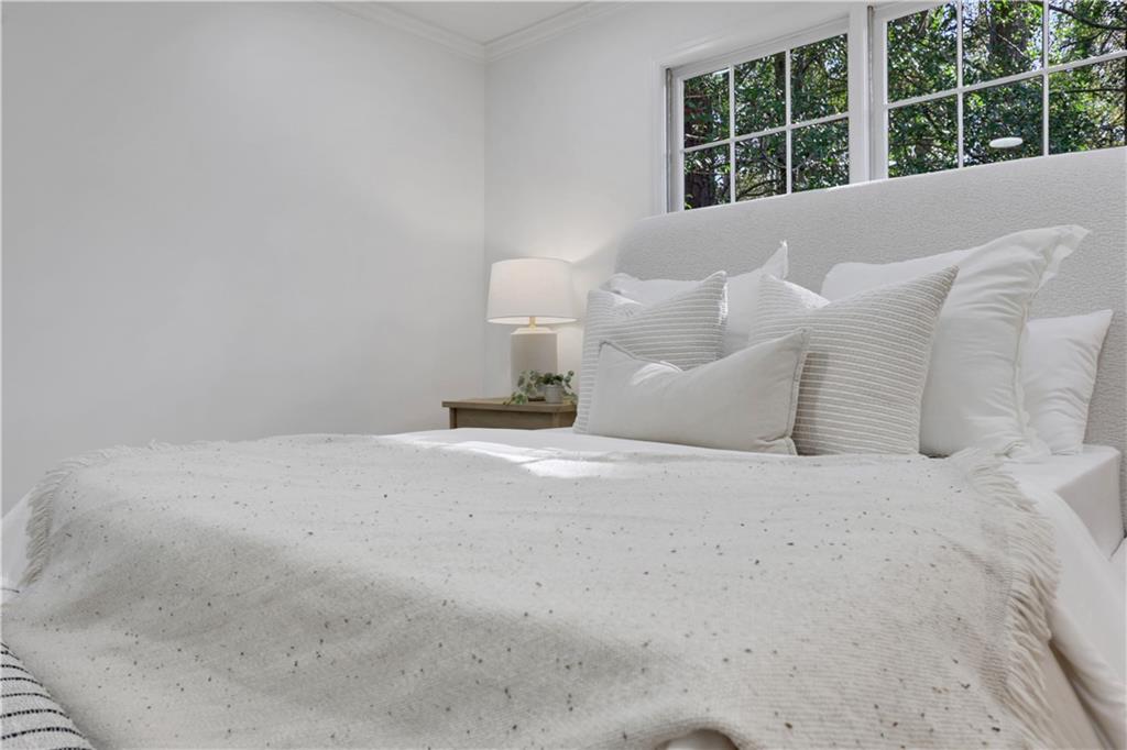 681 Hampton Place SW