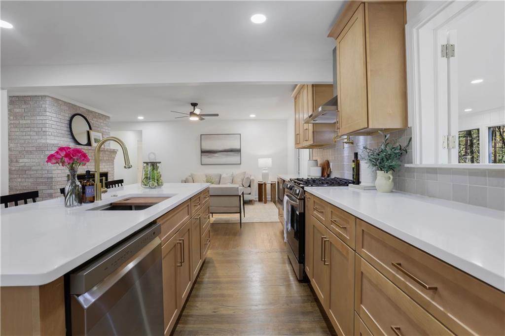 681 Hampton Place SW