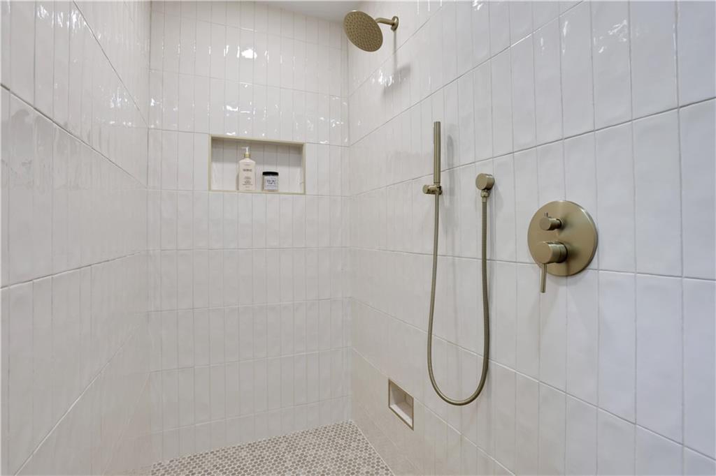 681 Hampton Place SW