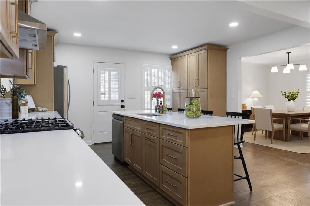 681 Hampton Place SW