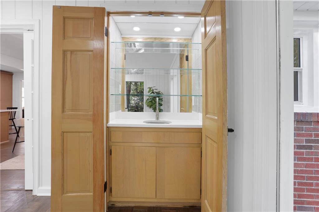 681 Hampton Place SW