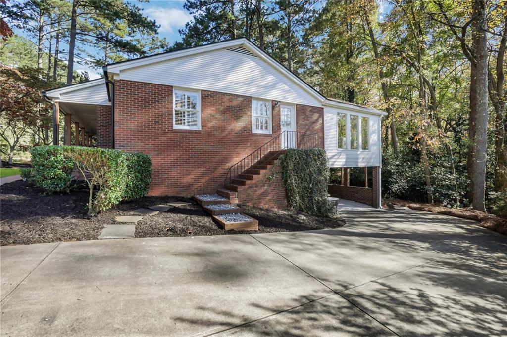 681 Hampton Place SW