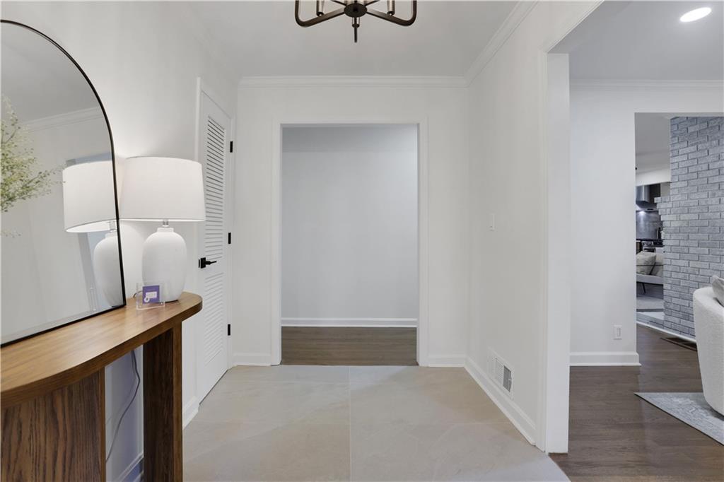 681 Hampton Place SW