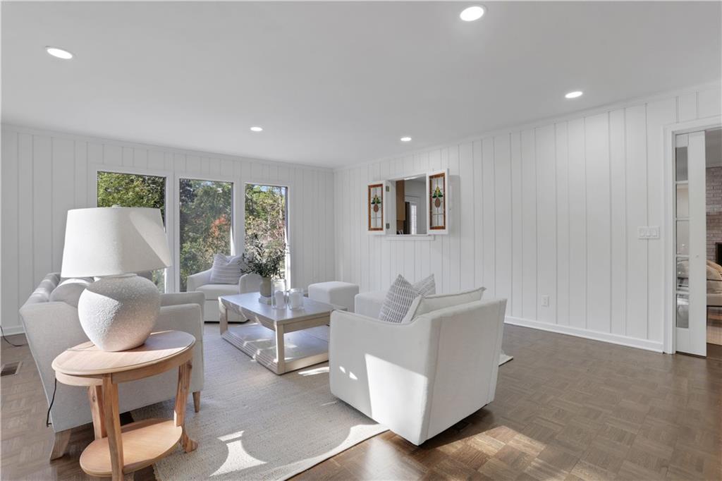 681 Hampton Place SW