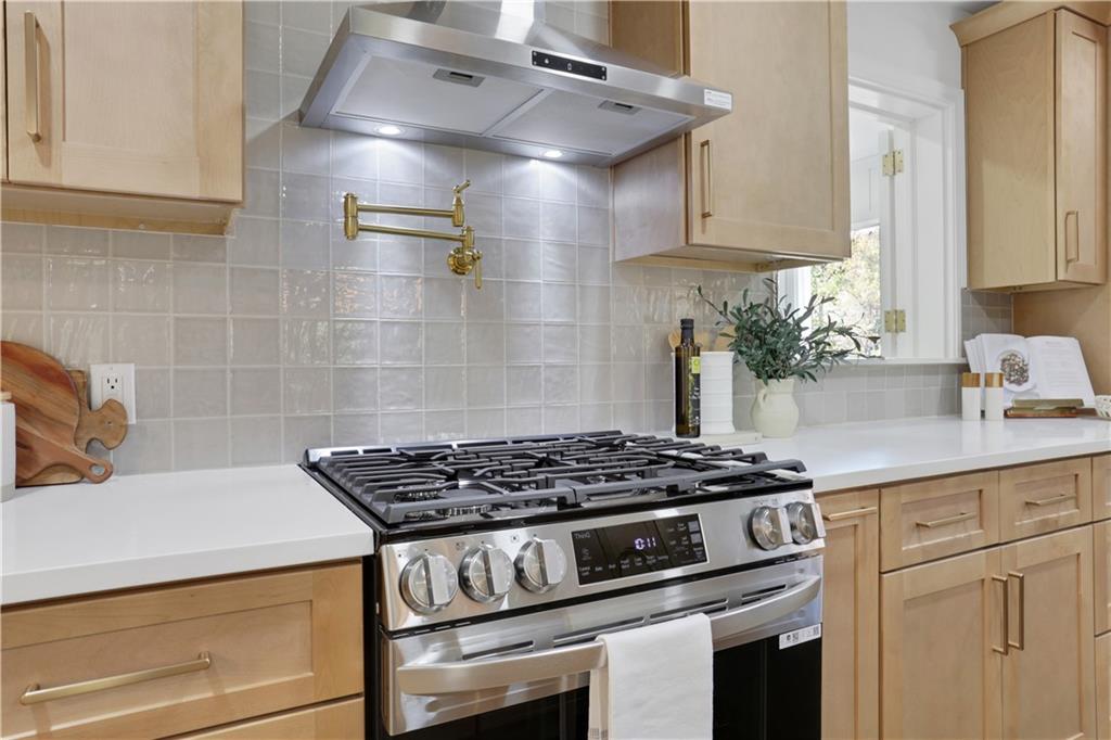 681 Hampton Place SW