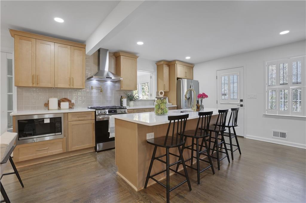 681 Hampton Place SW