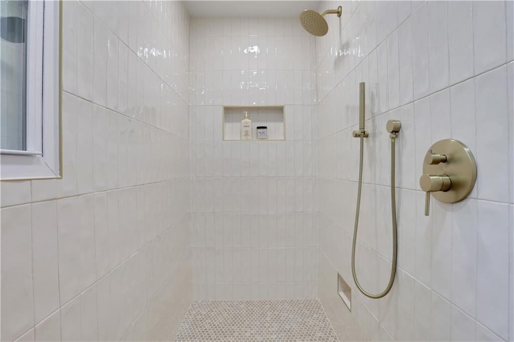 681 Hampton Place SW