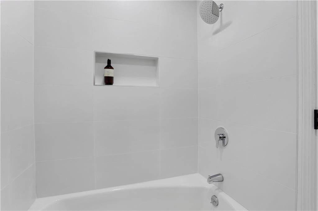 681 Hampton Place SW