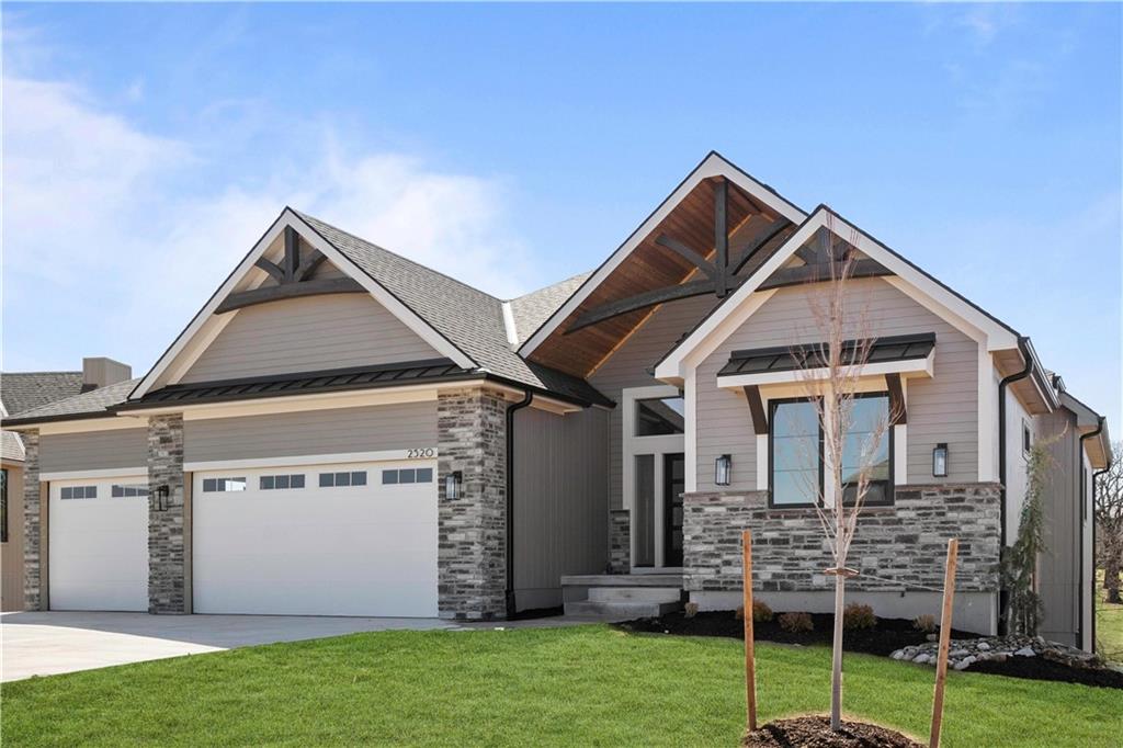 2520 NE Woodland Oaks Circle