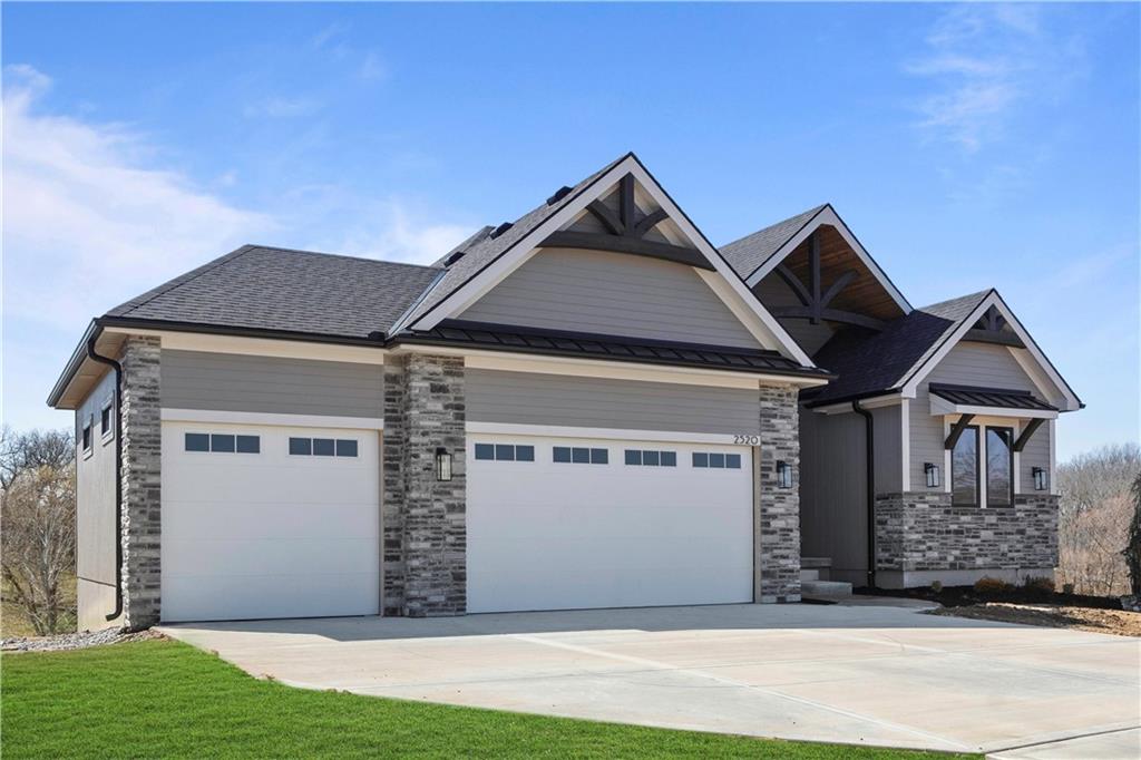 2520 NE Woodland Oaks Circle