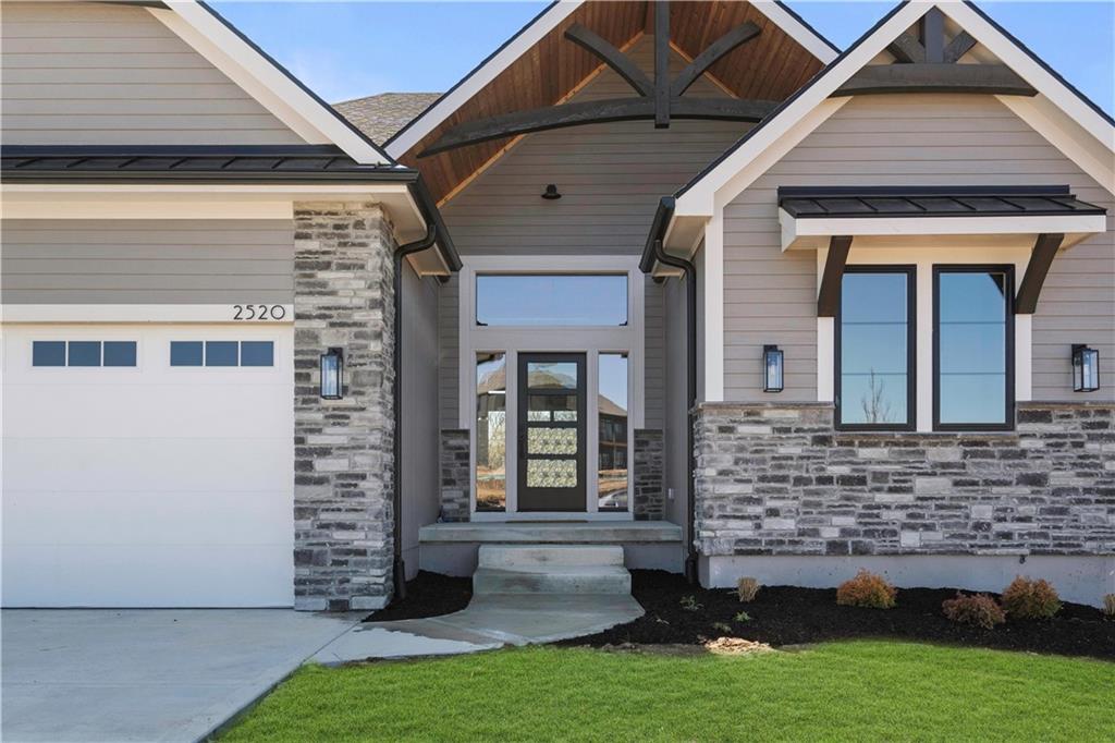 2520 NE Woodland Oaks Circle