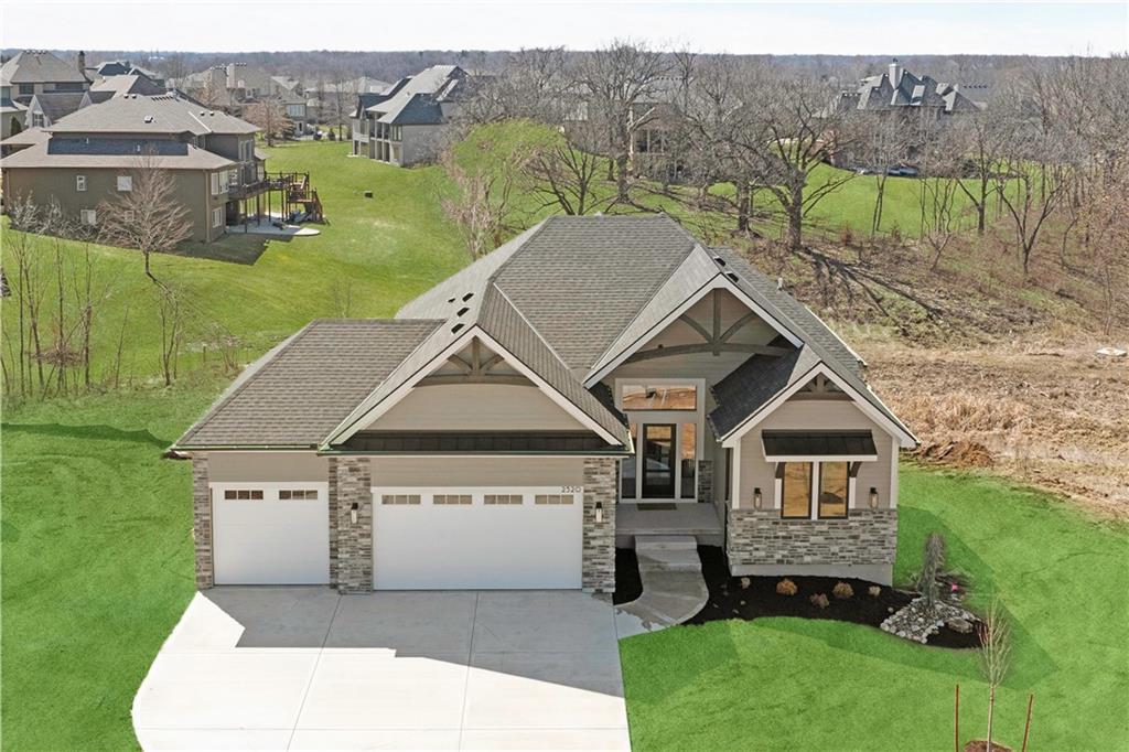 2520 NE Woodland Oaks Circle