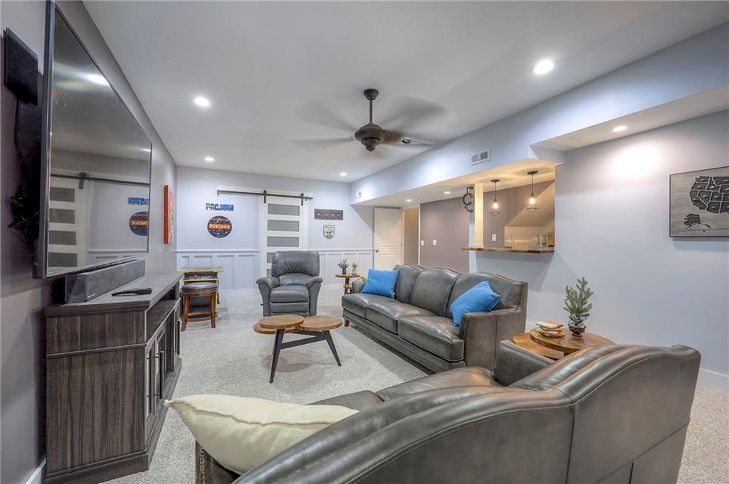 647 SW Crestview Drive