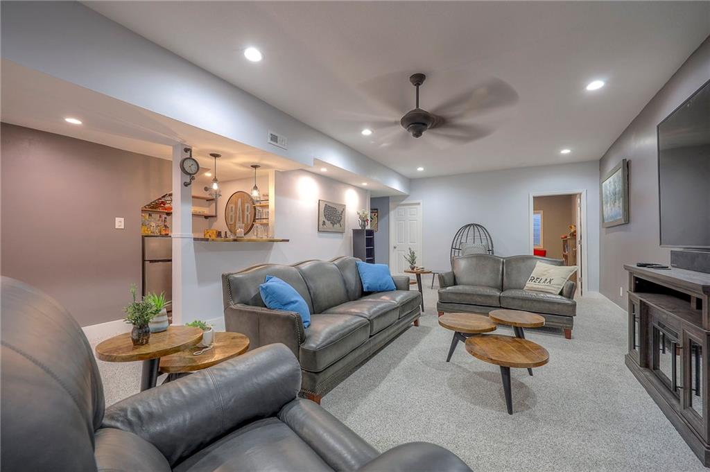 647 SW Crestview Drive