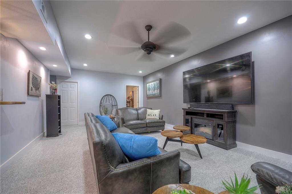 647 SW Crestview Drive