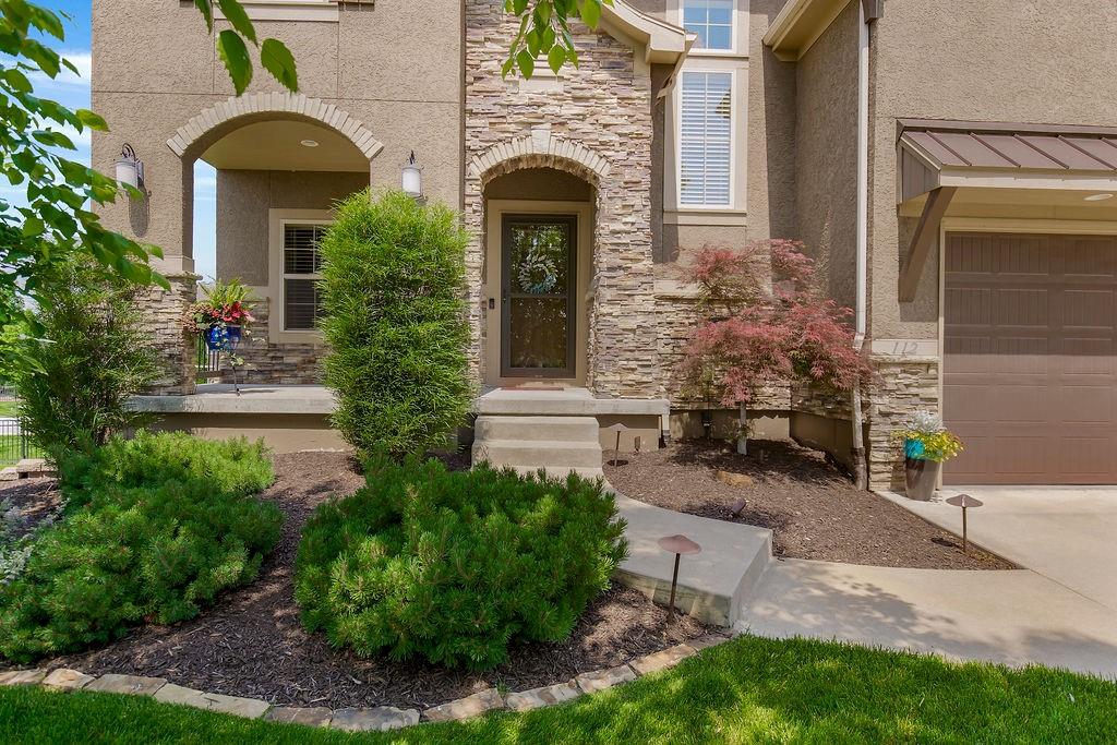 112 NW Whitman Drive