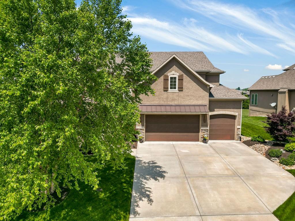 112 NW Whitman Drive